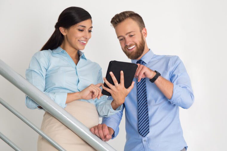 Conseiller Toit Azur présentant un bien sur tablette à un investisseur